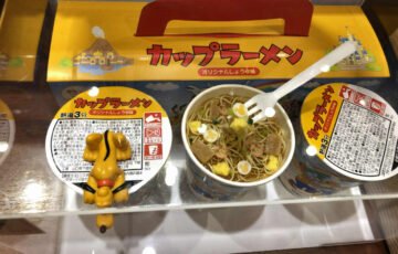 プルートのフィギュア付きカップラーメン